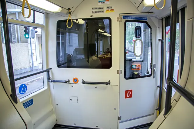 Ein Medienbericht über verschmutzte Klimageräte in den Fahrerkabinen älterer ULF-Straßenbahnen sorgt für Aufregung. Betroffene warnen darin vor Gesundheitsrisiken, die Wiener Linien weisen die Vorwürfe zurück. (Archiv) | Foto: Wiener Linien/Manfred Helmer