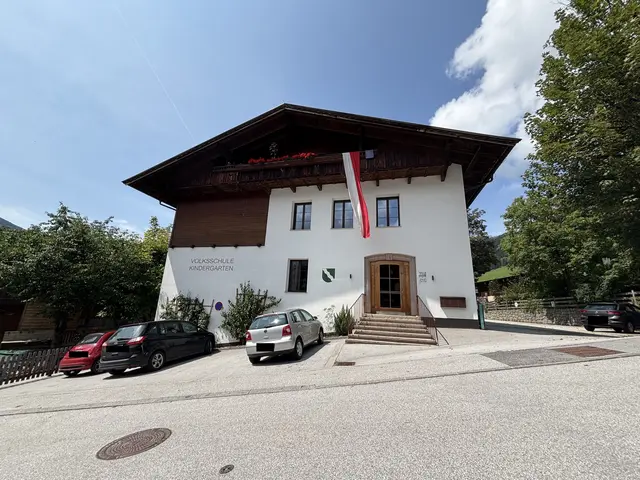 Im alten Volksschulgebäude könnten im Zuge des Umbaus auch Wohneinheiten für Umsorgtes Wohnen entstehen.  | Foto: Barbara Fluckinger