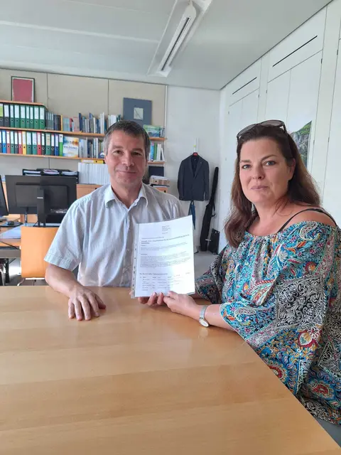 Sabine Pengl übergibt die gesammelten Unterschriften an das Land Niederösterreich. | Foto: NEOS