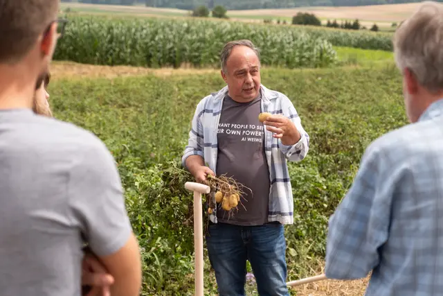 Johann Ackerl teilt sein Wissen rund um die Waldviertler Erdäpfel. | Foto: Waldviertel Tourismus/Franz Kuben