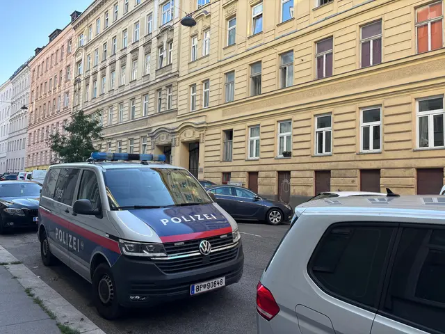 Laut einer Polizeisprecherin läuft gegen 17.15 Uhr ein Einsatz des Landeskriminalamtes (LKA) Wien. Mehr Informationen konnte man nicht preisgeben. | Foto: Sarah Marie Piskur/MeinBezirk