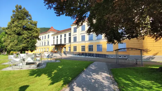 ...vorbei an der Volksschule... | Foto: I.Wouzonig