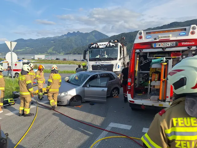 Eine Person wurde bei dem Unfall eingeklemmt und musste durch die Feuerwehr mittels hydraulischem Rettungssatz befreit werden. | Foto: FF Zell am See