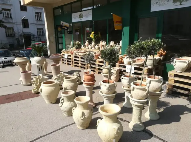 Das Sortiment setzt sich aus Produkten kleiner familienbetriebenen Manufakturen aus dem Mittelmeerraum zusammen. | Foto: Olive House