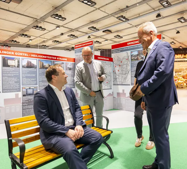 Auch Bezirksvorsteher Daniel Resch (ÖVP, l.) ließ es sich nicht nehmen, mehr über die Gemeindebauten zu erfahren.  | Foto: Hans Hofer