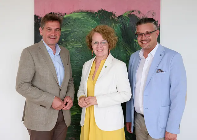 Bürgermeister Werner Krammer, Sozial-Landesrätin Christiane Teschl-Hofmeister und Gruppenleiter Filip Deimel

 | Foto: NLK Pfeiffer