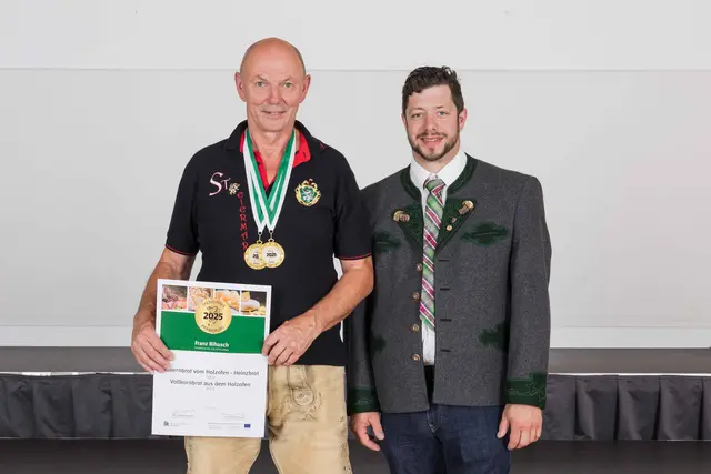 Franz Bihusch (li.) erzielte beim Landeswettbewerb für Brot und Backwaren zweimal Gold, es gratulierte Kammerobmann Richard Judmaier. | Foto: LK Stmk/A Wild Emotion