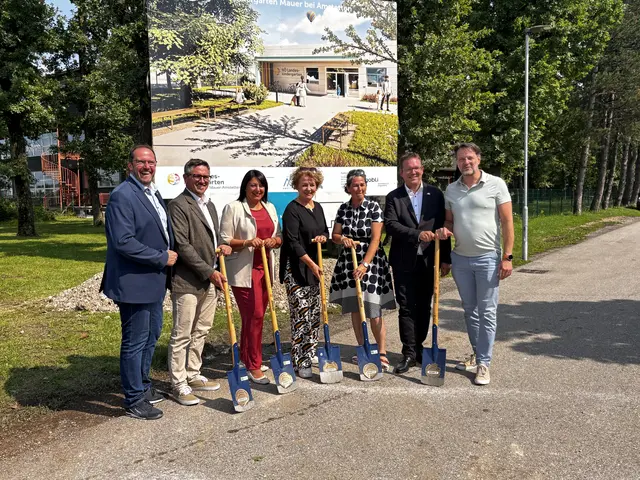 Vizebürgermeister Markus Brandstetter, Ortsvorsteher Manuel Scherscher, Stadträtin Elisabeth Asanger, Landesrätin Christiane Teschl-Hofmeister, Kindergartenleiterin Michaela Hofmarcher Bürgermeister Christian Haberhauer, Vizebürgermeister Gerhard Riegler | Foto: Dietl-Schuller