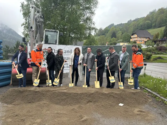 Verkehrslandesrätin Claudia Holzer bei einem Spatenstich am Kreischberg im Frühjahr. | Foto: Stefan Verderber