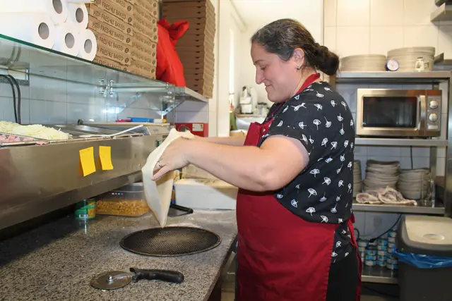 Sevda Kıyafet bereitet jeden Tag unzählige Pizzen vor. | Foto: MeinBezirk