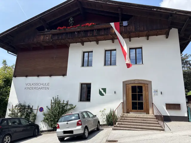 Der Kindergarten bleibt im alten Volksschulgebäude. Allerdings finden auch hier Umbauarbeiten statt.   | Foto: Barbara Fluckinger