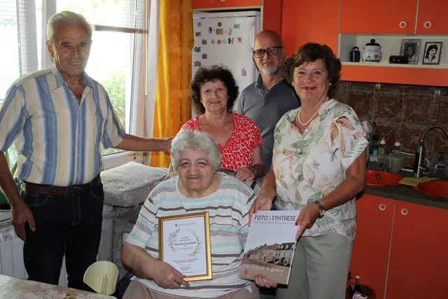 Liljana Georgieva Hristov feierte ihren 75. Geburtstag. STRin Manuela Rommer-Sauerzapf und Ortsvorsteher GR Josef Riesner gratulierten. | Foto: Stadtgemeinde Traiskirchen