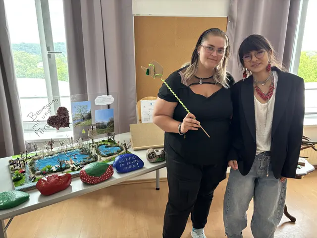 Neben der Camps gibt es im JBZ auch Exkursionen, Projekttage und sogar eine Jugendkonferenz. Hier präsentieren uns Marie und Michelle gerade ihr Konzept, wie die St. Pöltner sportlicher werden könnten. | Foto: Lauren Seywald / MeinBezirk