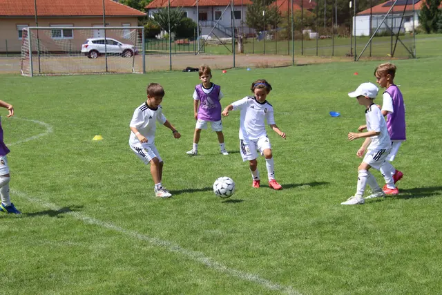 53 Kinder aus den Bezirken Güssing und Oberwart nahmen an einem Fußball-Lehrgang teil, der über die Akademie von Real Madrid veranstaltet wurde. | Foto: Martin Wurglits