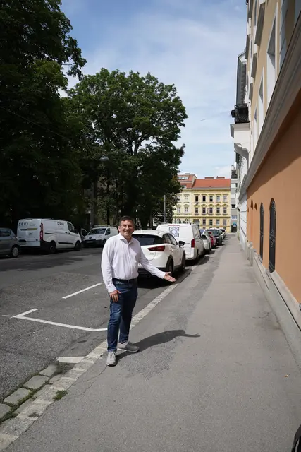 Bezirksvorsteher Wilfried Zankl (SPÖ) gab die Gehsteigverbreiterung auf Instagram bekannt.  | Foto: BV 12