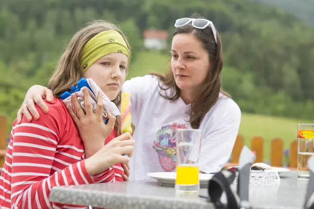 Bei Insektenstichen hilft sofortiges kühlen. | Foto: ÖRK / H. Kellner