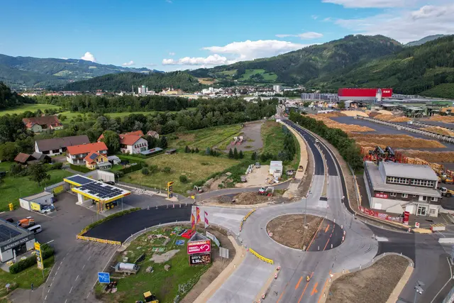 Turmgasse und L101: Die Wasserleitung wurde erneuert, der Kreisverkehr ist fertig, der Radweg und die Entwässerung sind noch in Arbeit – das Projekt schreitet sichtbar voran. | Foto: Armin Russold