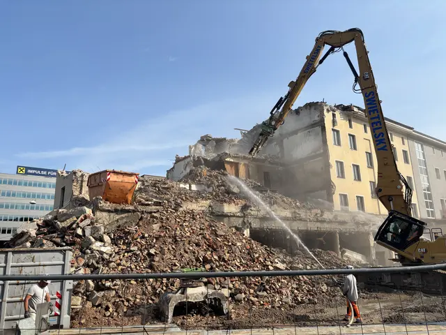 Der Abriss des ehemaligen Postgebäudes am Bahnhof startete diese Woche. | Foto: MeinBezirk