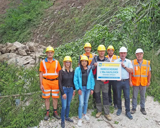 Johann Grill (Straßenmeisterei Waidhofen/Ybbs), Amtsleiterin Tatjana Stangl (Gde. Opponitz), Sieglinde Kefer (GR in Opponitz), Peter Mayrhofer BSc. (NÖ Straßenbauabteilung Amstetten), LAbg. Alexander Schnabel (i.V. LH-Stv. Udo Landbauer), Florian Galdberger (Straßenmeisterei Waidhofen/Ybbs), Bürgermeister Johann Lueger (Gde. Opponitz), DI Franz Stiedl (Leiter der NÖ Straßenbauabteilung Amstetten).

 | Foto: NÖ STD