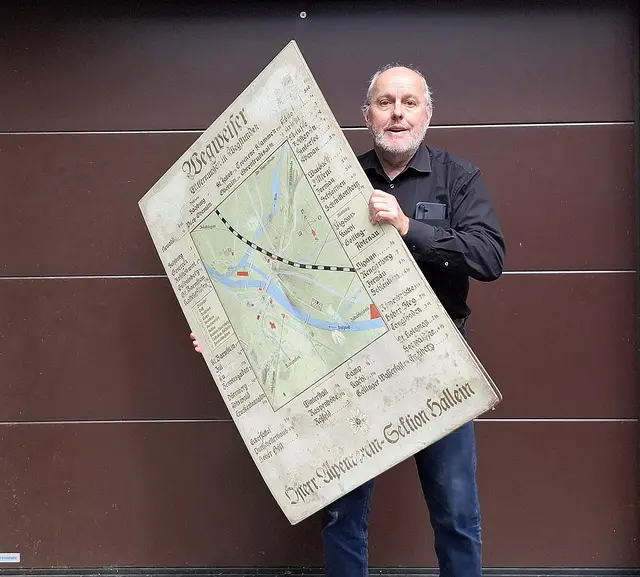 Michael Neureiter mit dem Wegweiser der Sektion Hallein des Alpenvereins aus den Fünfzigerjahren.  | Foto: Michael Neureiter