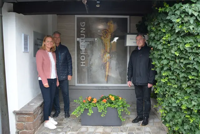 Die Wörgler Stadträtin Elisabeth Werlberger initiierte die Neugestaltung des Grabes Nr. 26. Hans-Peter Gruber (l.) setzte sie künstlerisch um. Auch Pfarrprovisor Christian Hauser (r.) ist die würdevolle letzte Ruhestätte für alle ein Anliegen.  | Foto: Veronika Spielbichler