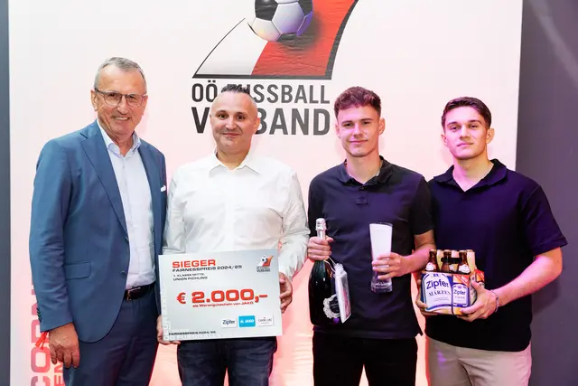 OÖFV-Präsident Gerhard Götschhofer mit den siegreichen Kickern der DSG Union Pichling. | Foto: Cityfoto/Haidinger