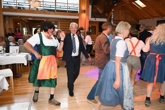Tanzaufführung und das Geburtstagskind Siegfried Hinterberger (Mitte) war mitten drin. | Foto: Simone Buchsteiner