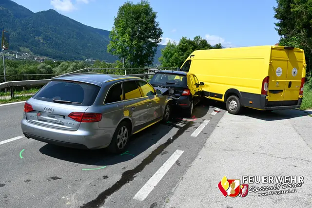 Während dem Rückwärtsfahren eines Paketzustellers kam es zu einem Auffahrunfall mit drei Fahrzeugen. | Foto: Feuerwehr Spittal/Drau