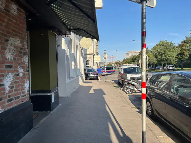 Zwei Polizeiautos an der Ecke zum Landstraßer Gürtel. | Foto: Sarah Marie Piskur/MeinBezirk