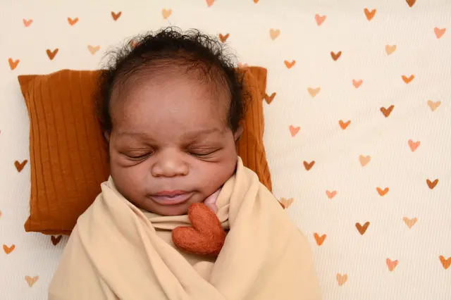 Name: Reinhard Dike
Geburtsdatum: 31.07.2025
Gewicht: 2950 g
Größe: 49 cm
Eltern: Tochukwu Merkt und Stephen Ajuaba aus Leoben | Foto: Babysmile