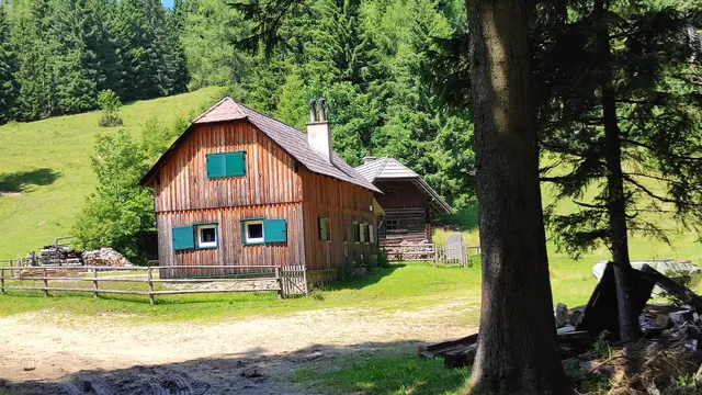 ..und das Ziel ist erreicht: die Hütte am Kaarl auf 1310 m, gestartet sind wir in Mürzzuschlag bei 670 m. | Foto: I.Wozonig