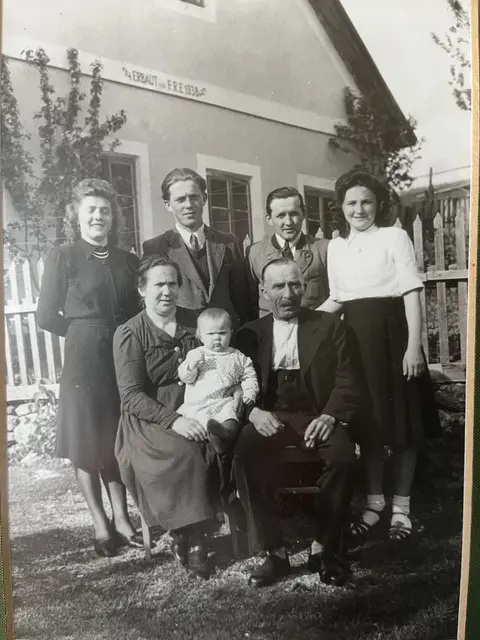 Ein Familienfoto vor dem „Peternhof“: Nach einem Brand wurde der Hof von Helga Flohs Eltern im Jahr 1938 wieder aufgebaut. | Foto: Helga Floh.