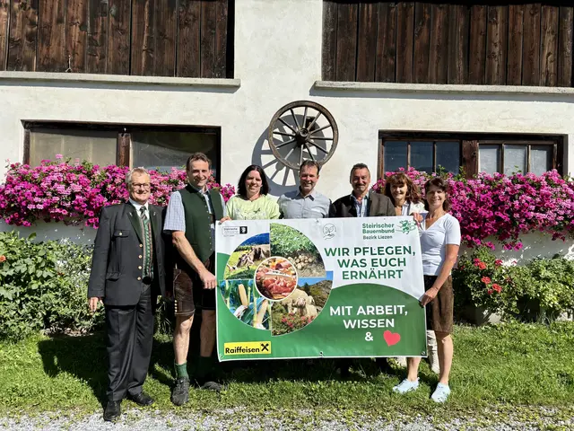 Am Bauernhof von Sonja Grießebner (rechts) wurde die regionale Plakatserie des Bauernbundes vorgestellt. | Foto: Schneeberger
