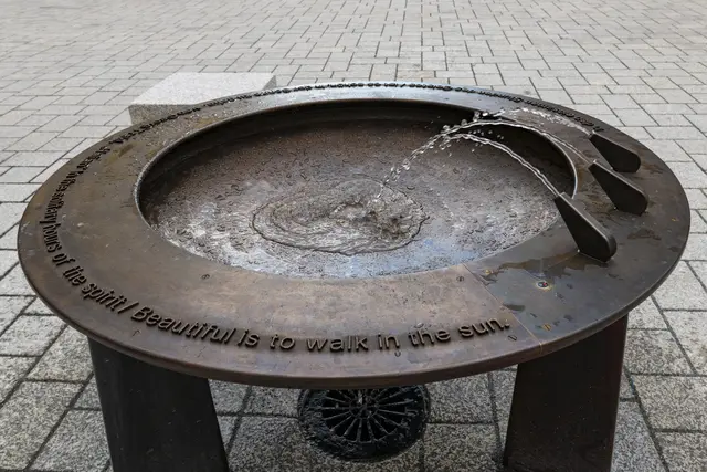 Der Bronze-Brunnen am Waagplatz ging im Rahmen der Neugestaltung in Betrieb. | Foto: Stadt Salzburg