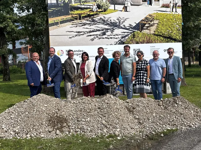 Richard Biber (Abteilungsleiter), Vizebürgermeister Markus Brandstetter, Ortsvorsteher Manuel Scherscher, Stadträtin Elisabeth Asanger, Bürgermeister Christian Haberhauer, Landesrätin Christiane Teschl-Hofmeister, Vizebürgermeister Gerhard Riegler, Kindergartenleiterin Michaela Hofmarcher, Gemeinderat Bernhard Wagner, Architekt Robert Gobli. | Foto: Dietl-Schuller