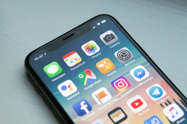 Auf Google-Maps wird nicht nur der schnellste Weg zum Ziel angezeigt, sondern auch Bewertungen zu den verschiedenen Orten. (Symbolbild) | Foto: William Hook/Unsplash