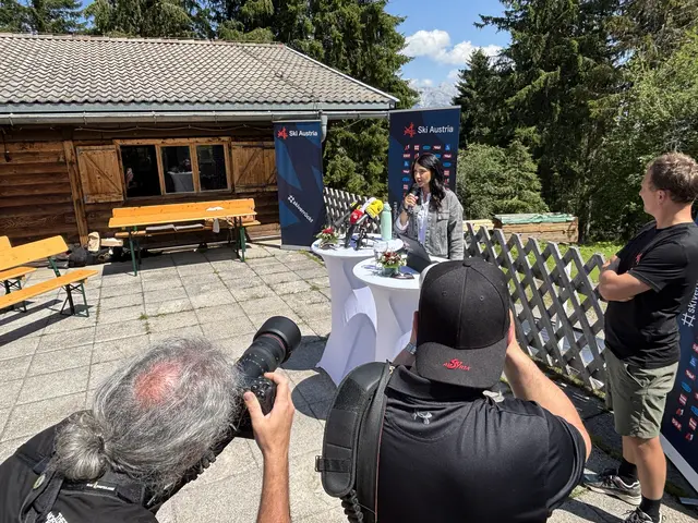 Stephanie Venier stand im Fikus der Fotografen. | Foto: Hassl