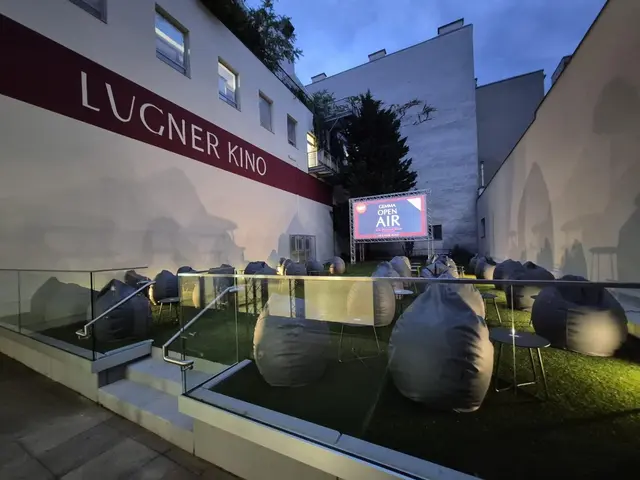Das traditionsreiche Lugner Kino überrascht Cineasten mit einer besonderen Sommer-Attraktion: im neu gestalteten Innenhof gibt's erstmals ein Open-Air-Kinoerlebnis.
  | Foto: Lugner City