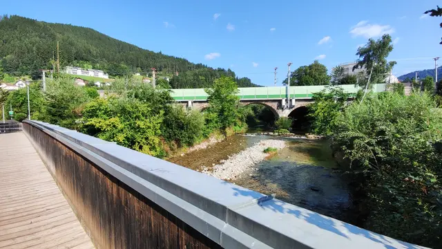...überqueren die Mürz auf der Holzbrücke... | Foto: I.Wozonig