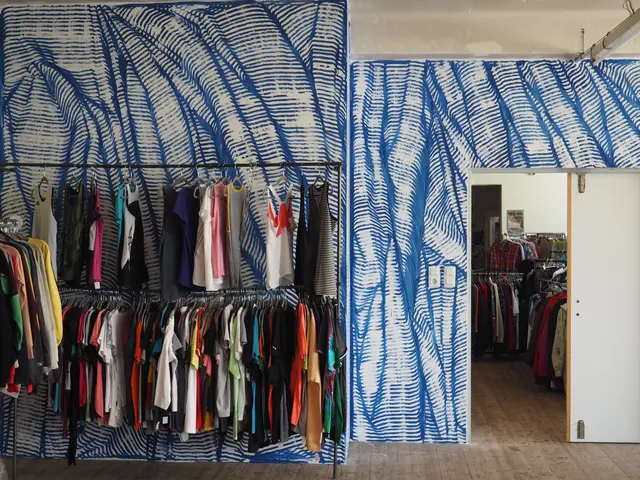 Der Secondhandshop "Motte Motte" präsentiert sich vor der von Künstler Manuel Skirl gestalteten Wand besonders gut. | Foto: Julia Gaiswinkler