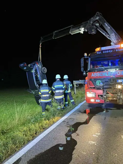 Hier wird das Fahrzeug abgeschleppt. | Foto: Feuerwehr Mörtschach