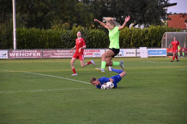 Julia Bonstingl rettet gegen die anstürmende Valentina Konrad. | Foto: Michael Strini
