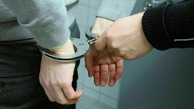 Polizistinnen und Polizisten nahmen die sechs Tatverdächtigen in Strasshof an der Nordbahn vorläufig fest. | Foto: Pixabay / Symbolbild