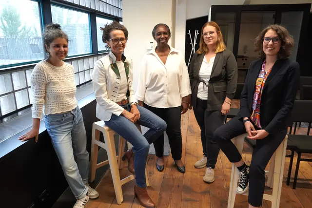 Von links: Maria del Mar Díaz Ortíz, Susanne Steckerl, Dieynaba Ndiaye, Silvia Krassnig (alle she:works) mit Tabakfabrik-Geschäftsführerin Denise Halak. | Foto: Tabakfabrik Linz
