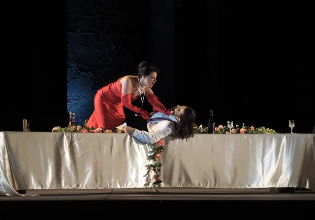 Tosca (Federica Vitali) mit dem "bösen" Baron - Scarpia (Serban Vasile). | Foto: operklosterneuburg