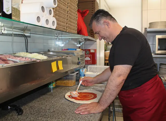 Nedim Kıyafet steht stets an der Front – hilft aber auch in der Küche mit. | Foto: MeinBezirk