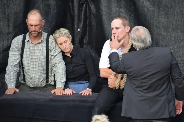 Manuel Schmidt (Vater), Monika Schmidt (Mutter), Matthias Maier (Elias als junger Mann) und Anton Luchner (Primar) (v. li.).
 | Foto: Roswitha Wörgötter