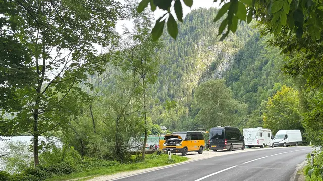Am Südufer des Attersees, das bereits im Nachbarbundesland Salzburg liegt, stehen weiterhin zahlreiche Campingbusse. | Foto: MeinBezirk