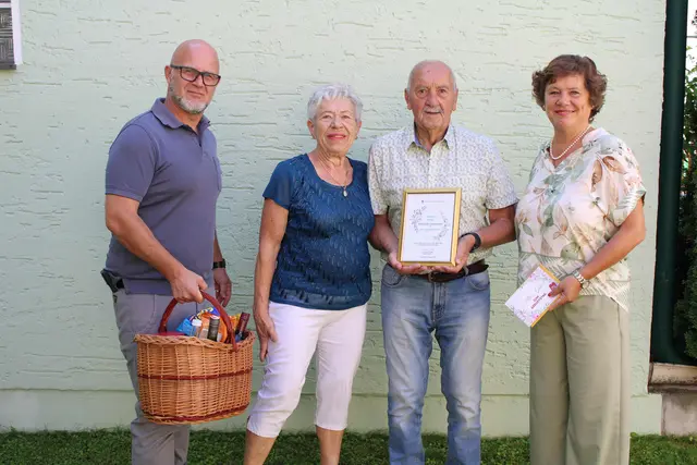 Anton Denk vollendete sein 80. Lebensjahr. Es gratulierten STRin Manuela Rommer-Sauerzapf und Ortsvorsteher GR Josef Riesner. | Foto: Stadtgemeinde Traiskirchen