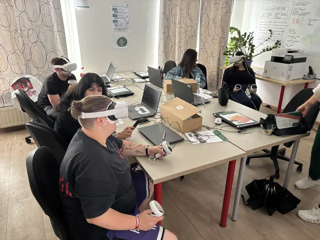 Das Perspektivencamp: Hier erfahren die Jugendlichen gerade über VR-Brillen wie ihr nächster Job tatsächlich aussehen könnte. Sie stehen virtuell in einem Krankenhaus oder einem Büro. | Foto: Lauren Seywald / MeinBezirk